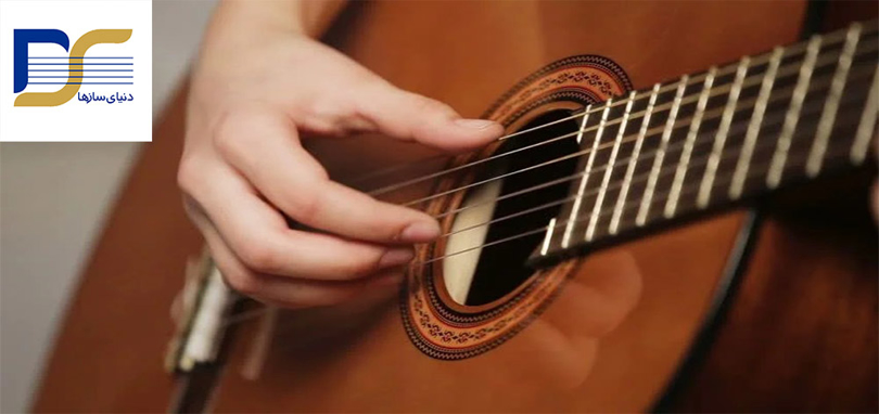 گیتار زدن با پیک یا انگشت؟ کدام بهتر است؟
